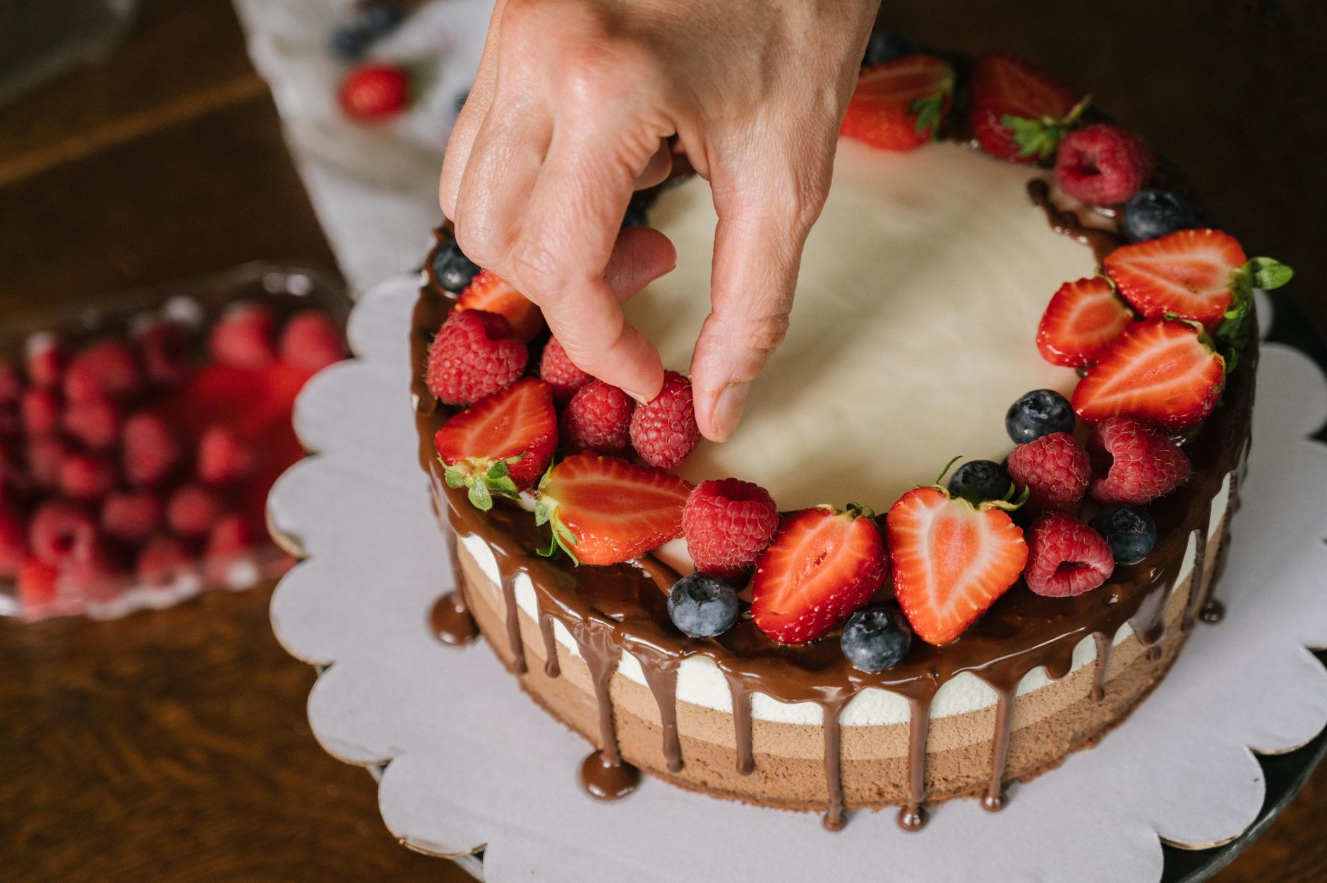 Praznična torta z jagodičevjem in jedilnim zlatom